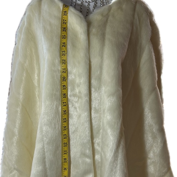 Women’s Ms. Design Collection white faux fur cape (Never worn) Size 2X - Picture 8 of 14